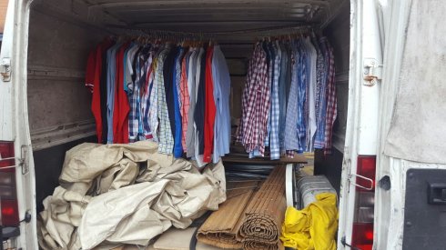 La ropa dentro del furgón. 