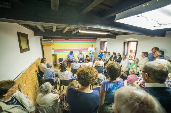 La casa concejo de Buelna se llenó de lugareños para interesarse por la solución a los vertidos. 