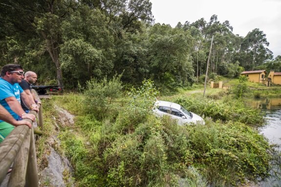 Un coche se sale de la vía y cae a la ría de Niembro