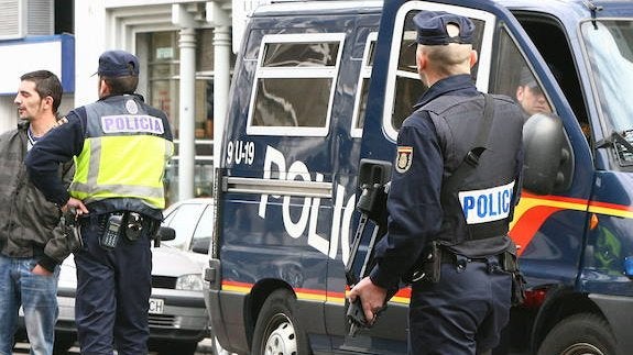 Efectivos de la Policía Nacional en Avilés.