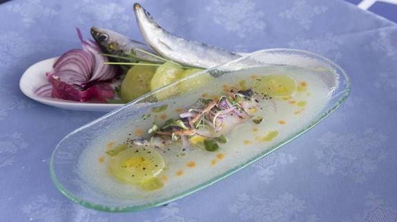 Sopa de melón con sardina marinada y calabacín osmo