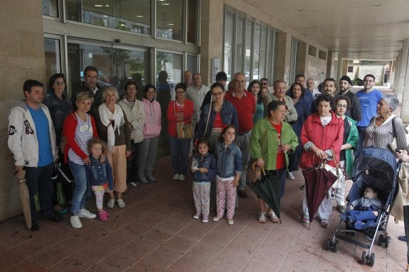 Los vecinos del barrio se concentraron ayer a las puertas del centro de salud para protestar por la merma del servicio. 