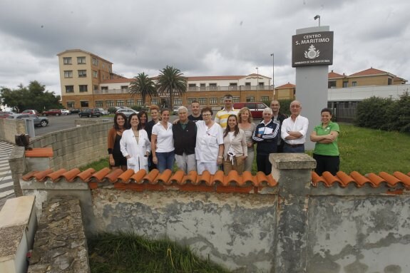 El Sanatorio Marítimo de Gijón (en la foto, su personal) recibirá una mención especial del Centro Asturiano de La Habana. 