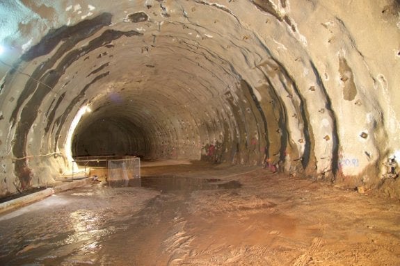 Galería de Folledo, en una imagen tomada en 2005, con el sostenimiento provisional que cede desde entonces. 