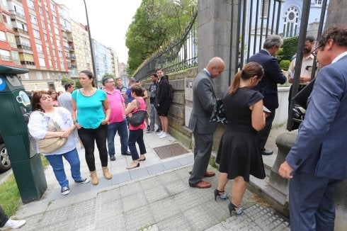 Daniel y Elena García Becerril entran en la casa de Pedregal. 