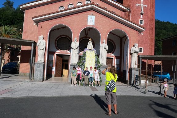 Un grupo se fotografía ante la Virgen de las Nieves. 