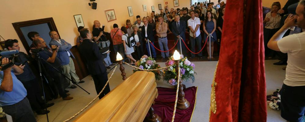 La capilla ardiente de Gustavo Bueno, en el Ayuntamiento de Santo Domingo de La Calzada.