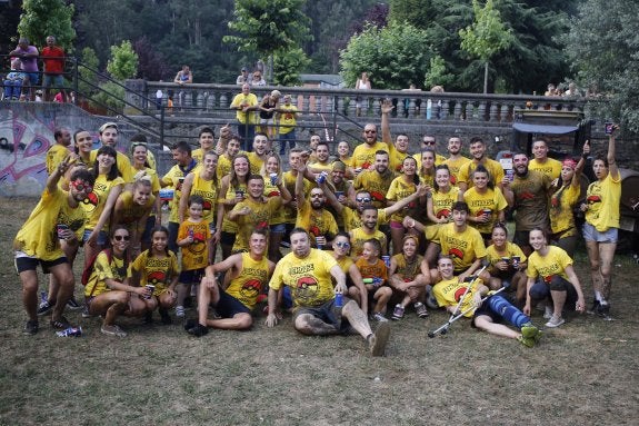 Miembros de la peña de hosteleros de San Martín, formada por cuatro bares, en la jira en El Florán. 