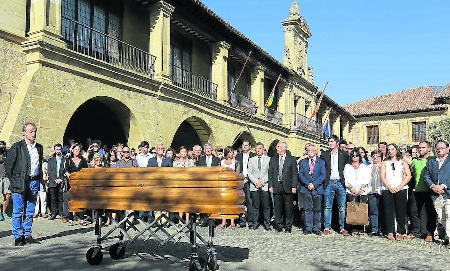 Gustavo Bueno hijo observa el féretro de su padre a las puertas del Ayuntamiento de Santo Domingo de La Calzada