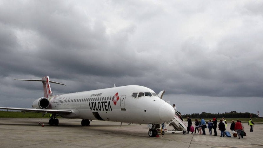 Avión de Volotea en el aeropuerto de Asturias. 