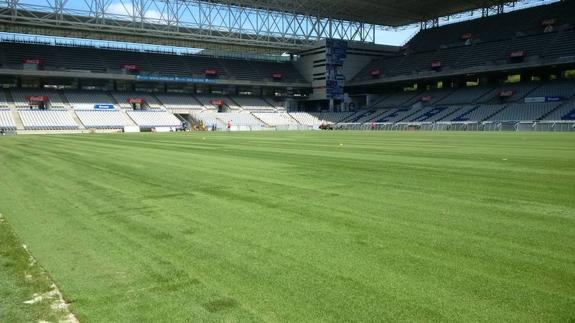 Nuevo césped en el Carlos Tartiere