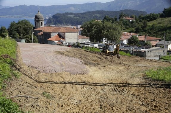 Finca que se está acondicionando para el nuevo aparcamiento. 