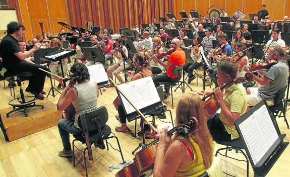 El director Óliver Díaz, al frente de Oviedo Filarmonía ayer en el primer ensayo celebrado en el Auditorio Príncipe Felipe.  