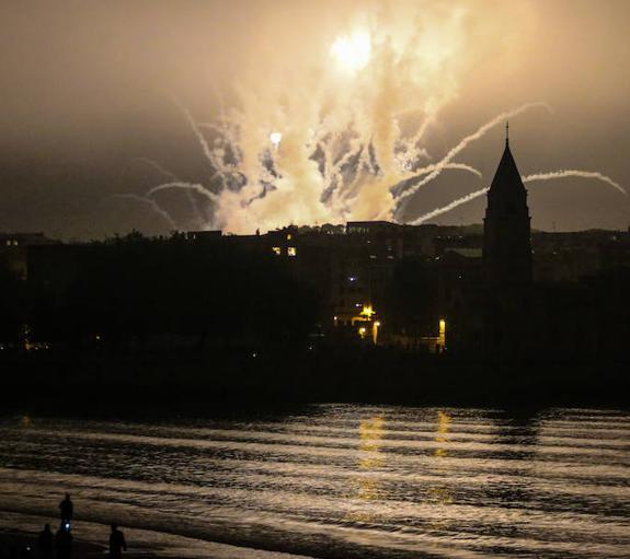 Momento inicial del lanzamiento de fuegos en la noche del pasado domingo. 