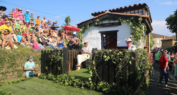 La carroza ganadora representaba un pequeño pueblo con un bar regentado por chinos y hasta un torreón. 