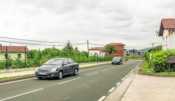 Dos vehículos circulan por la carretera nacional 632 a su paso por el concejo de Colunga. 