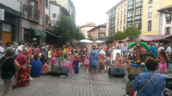 Cangas de Onís se viste de carnaval en pleno agosto