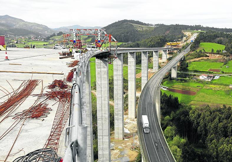 2011. El viaducto de la Concha de Artedo, en Muros-Las Dueñas