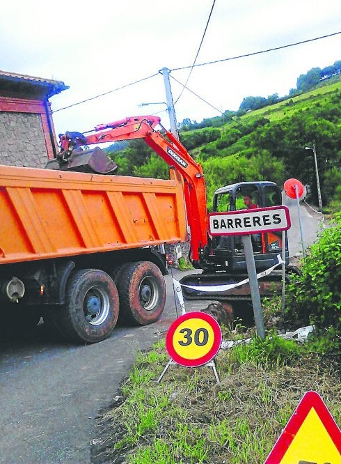 Reparación del camino de las antiguas escuelas de Prendes. 