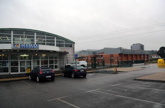 El exterior de la piscina cubierta y del nuevo polideportivo de La Pola. 