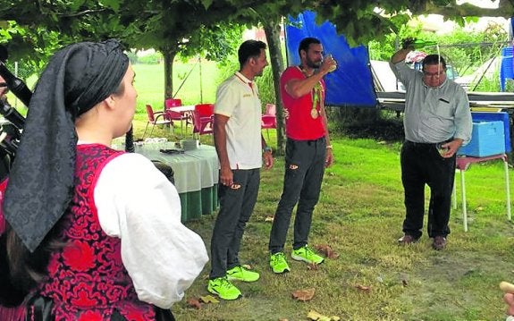 Craviotto y Miguel García, homenajeados en Corvera.
