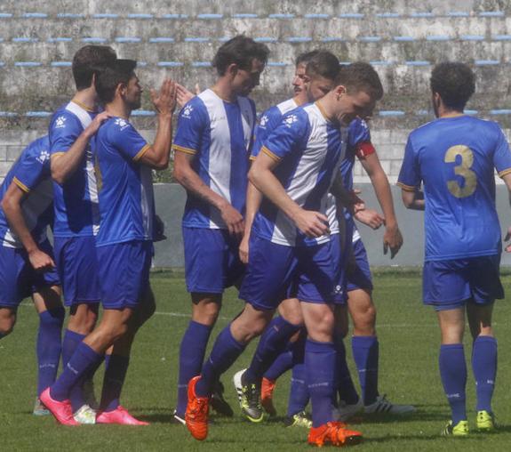 Jorge Rodríguez, detrás de Palazuelos, en la celebración colectiva del primer gol ante el Lenense.
