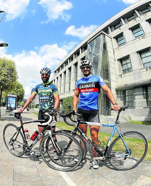 Sendino y Álvarez, frente al campus de Mieres, con sus bicicletas.