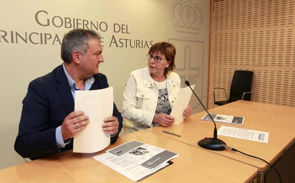 El director general Fermín Bravo y la consejera Pilar Varela, ante la memoria de Vipasa. 