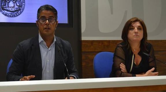 Gerardo Antuña y Belén Fernández Acevedo, durante la rueda de prensa ayer. 
