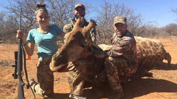 Indignación en la red con la cazadora de 12 años que mató a una jirafa