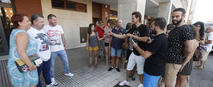 Chicote salió a saludar a los curiosos que se acercaron. 
