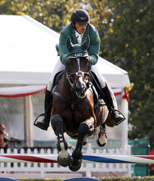 ‘Talan’, con el jinete saudí Abdullah Al-Sharbatly, supera un obstáculo de la prueba grande de la primera jornada delCSIO. 