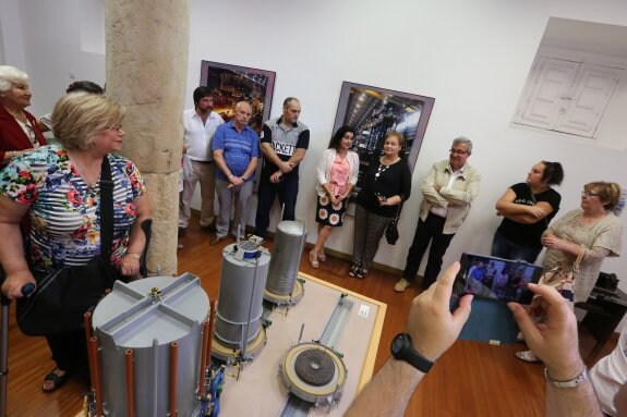 Homenaje ayer en el Museo de Avilés ante el restaurado reloj de la Plaza Mayor de Llaranes. 