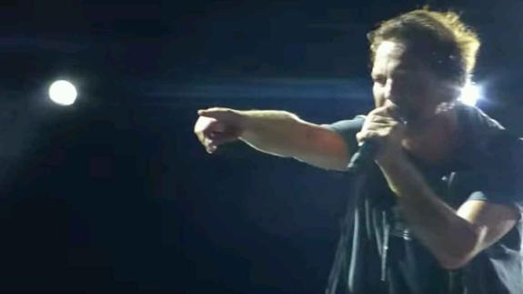 Pearl Jam detiene un concierto por la agresión de una mujer que estaba entre el público