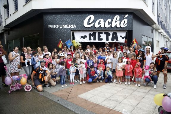 Foto de familia de los participantes en la meta de la peculiar etapa ciclista. :: SUSANA SAN MARTÍN