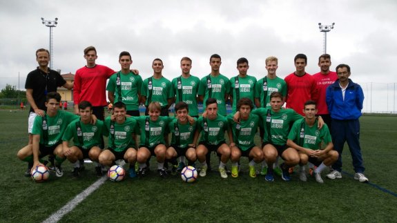 Entrenador, delegado y plantilla futbolistas del Quirinal para la temporada 2016-17. 