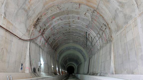 Interior del macrotúnel de la variante, cerrada al público y con la vía, la catenaria y los sistemas sin montar.