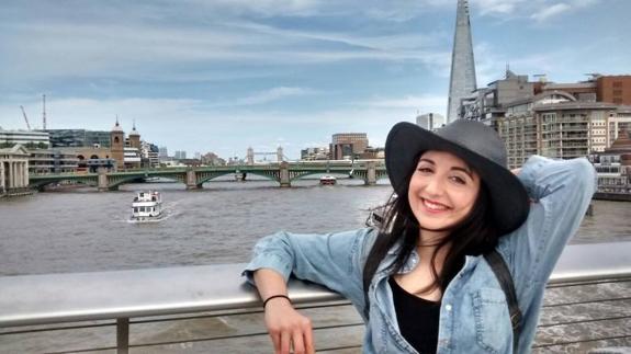 Noelia Sánchez Murias posa con el río Támesis a su espalda.