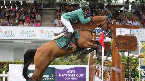 El jinete saudí y su caballo, ‘Domingo’, inician el salto en uno de los obstáculos durante el recorrido final del Trofeo Casino de Asturias. 