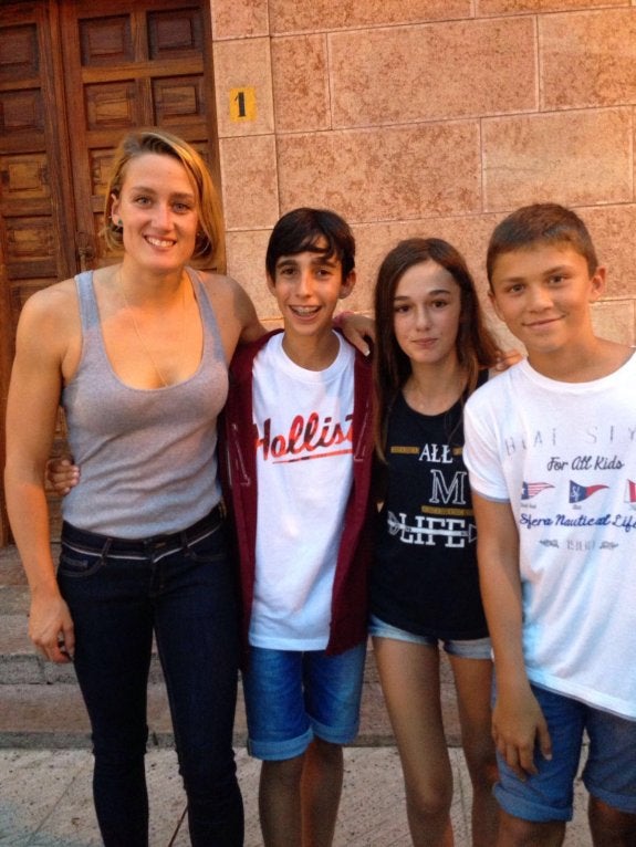 Con sus fans Roberto, Candela y Diego. 