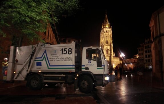 Los operarios recogen la  basura de los establecimientos que se sitúan en los aledaños de la plaza de la Catedral.  