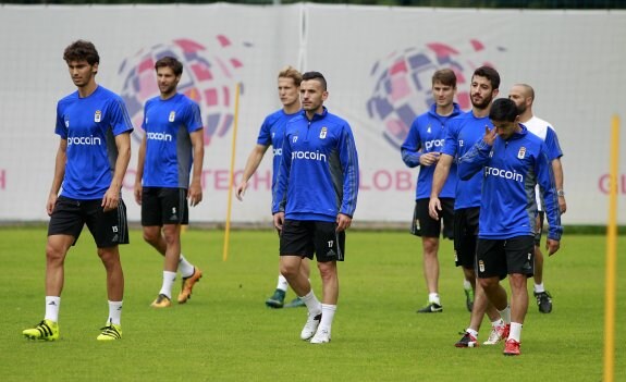 Fernández, en el centro, y el resto de jugadores azules se dirigen al campo de entrenamiento. 