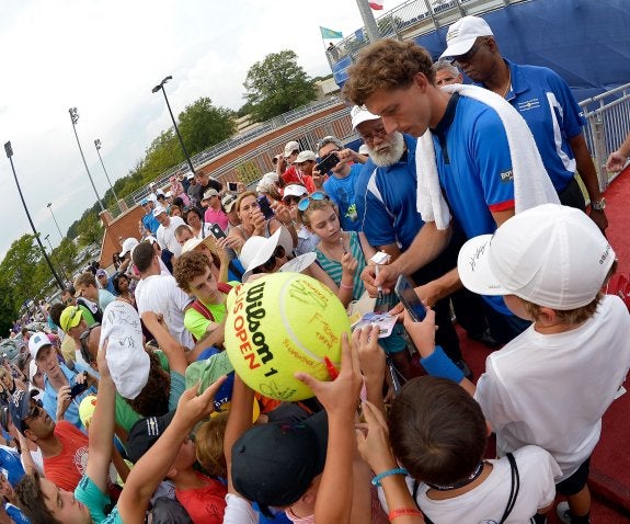 Pablo Carreño firma autógrafos a un grupo de niños tras vencer a Bautista en la final de Winston Salem, en Carolina del Norte. 