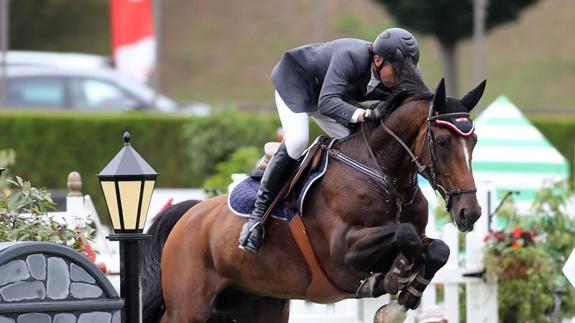 El irlandés Dermott Lennon gana el gran premio del concurso hípico de Gijón