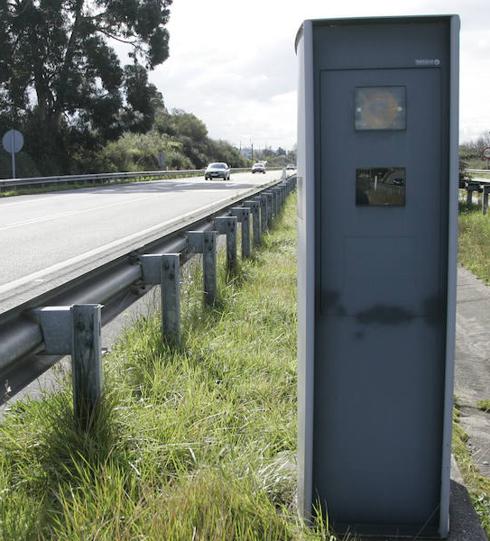 Radar en el acceso a Gijón que cazó en una misma semana a dos turismos por encima de los 180 kilómetros por hora. 