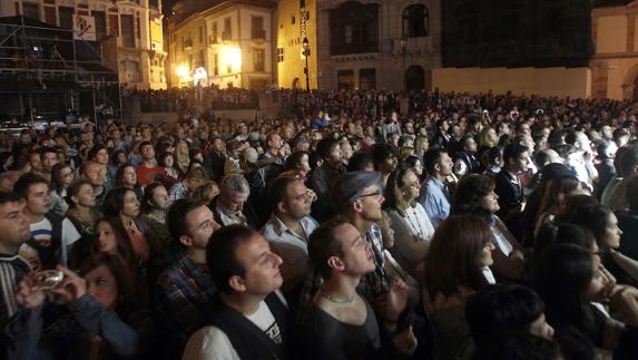 Asistentes a uno de los conciertos en la Plaza de la Catedral en una edición anterior de San Mateo. 