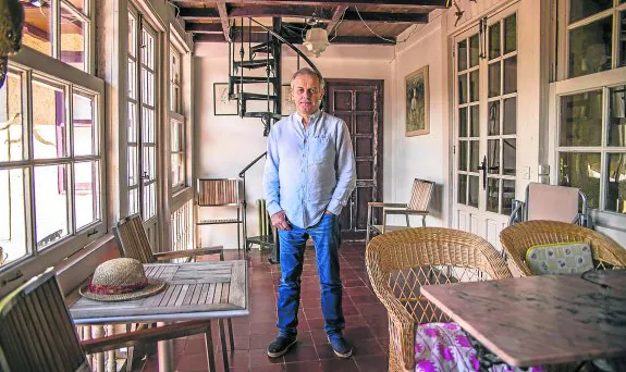 Gustavo Bueno Sánchez, en la casa de Niembro, en Llanes, en la que falleció su padre.
