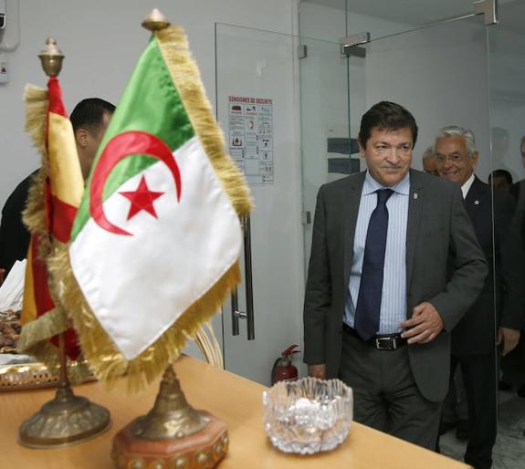 El presidente del Principado, Javier Fernández, seguido por el presidente de CAC-Asprocon, Serafín Abilio Martínez, en la inauguración de la sede de la patronal en Argel en 2013. 