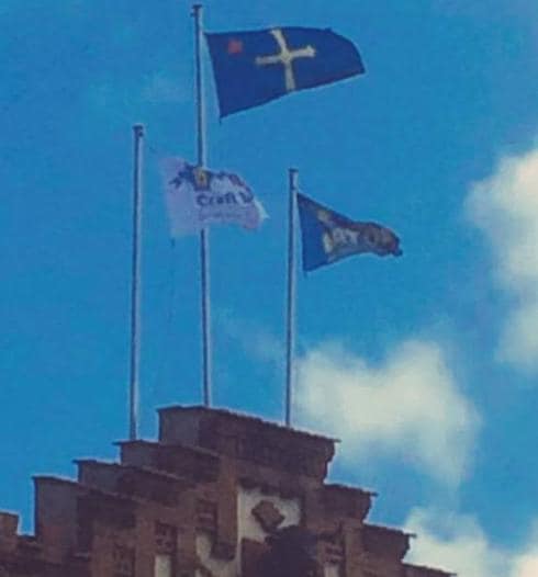 La bandera 'Asturina', en el centro, el martes en El Bibio. 