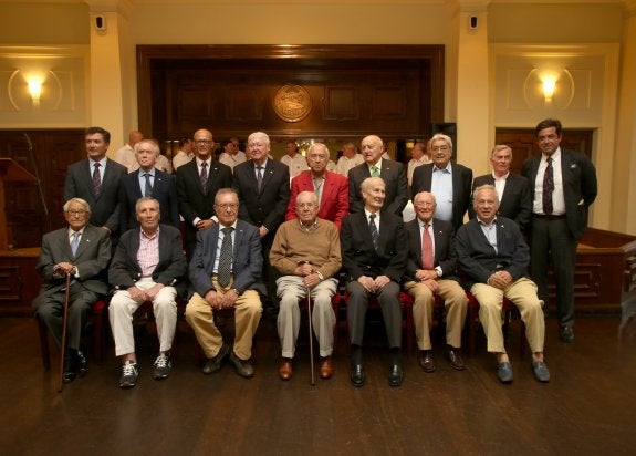 Los distinguidos. Manuel Luis Fernández Fernández, José Manuel Díaz Sánchez, Faustino Pérez-Holanda Fernández, José Luis Martínez Martínez, José Manuel Liñero Azcárate, Santiago Eguiagaray Fontana y Víctor Álvarez Fernández. Detrás, Alfredo Alegría (presidente), Emilio Iglesias Villa, Javier Uría (vicepresidente), Luis Dintén Suárez, Avelino García Prendes, Francisco Gil Tuero, José Ramón Enguita Álvarez, José Antonio Fanjul Calleja e Ignacio Antuña. Faltó Alberto González de Arriba. 